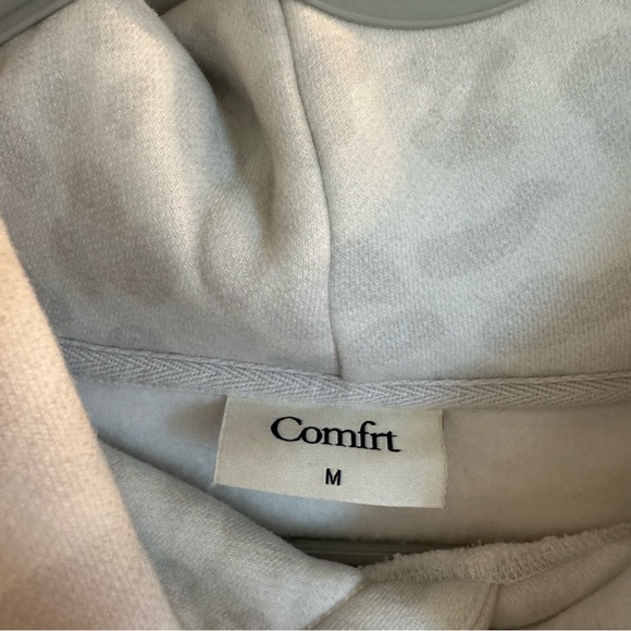 Comfrt Minimalist Snow Leopard Hoodie - Picture 4 of 4